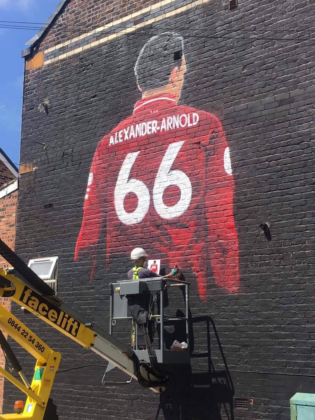 Mural Trent sedang disiapkan oleh artis graffiti Perancis, Akse