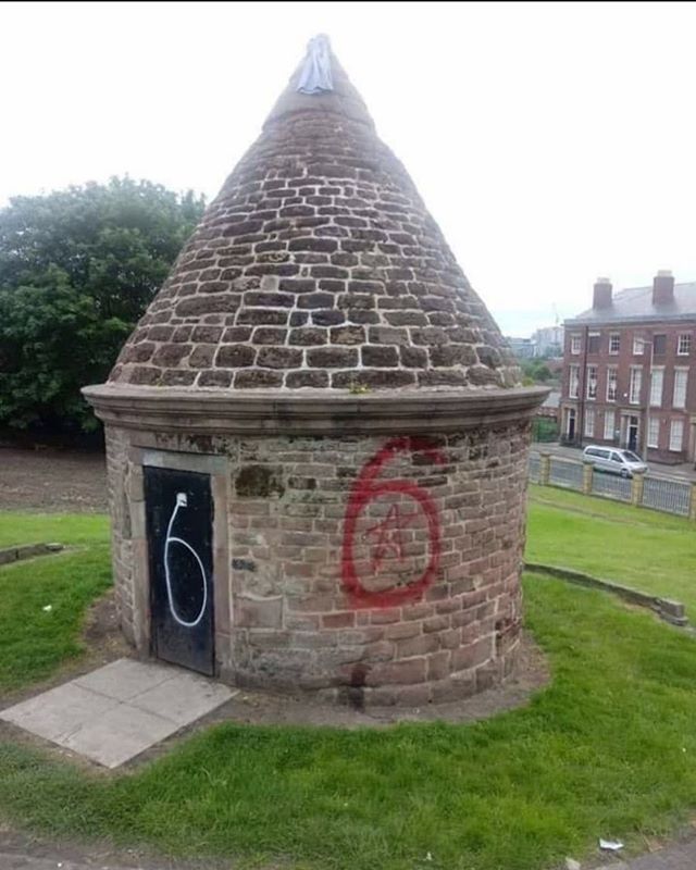 Prince Rupert Tower (Everton Lock-up) yang disembur dengan cat tulisan nombor 6